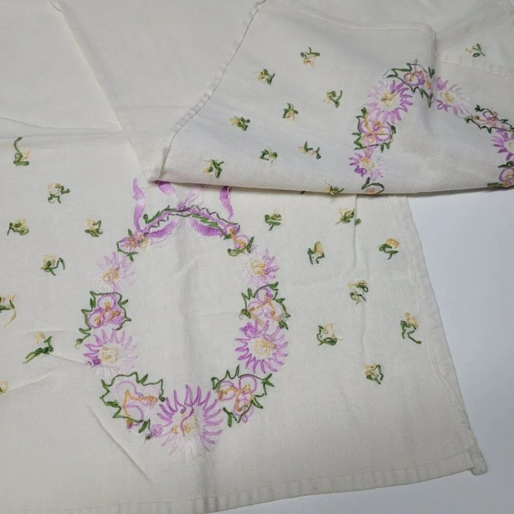 Embroidered Table Runner Small Vintage Linen‎ Handmade Wreath Flowers